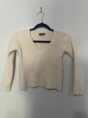 Brandy Melville  V-Neck Cream Crop Top Sweater XS